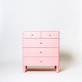 Cómoda con cajones anchos y patas rectas - rosa